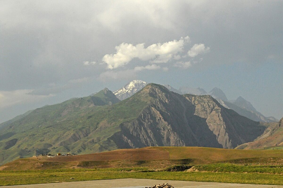 Montagnes et champs près de Khwahan, dans la province du Badakhshan (Afghanistan), en juin 2012. Le Badakhshan fait partie des provinces les plus touchées par la faim prévue cet hiver.