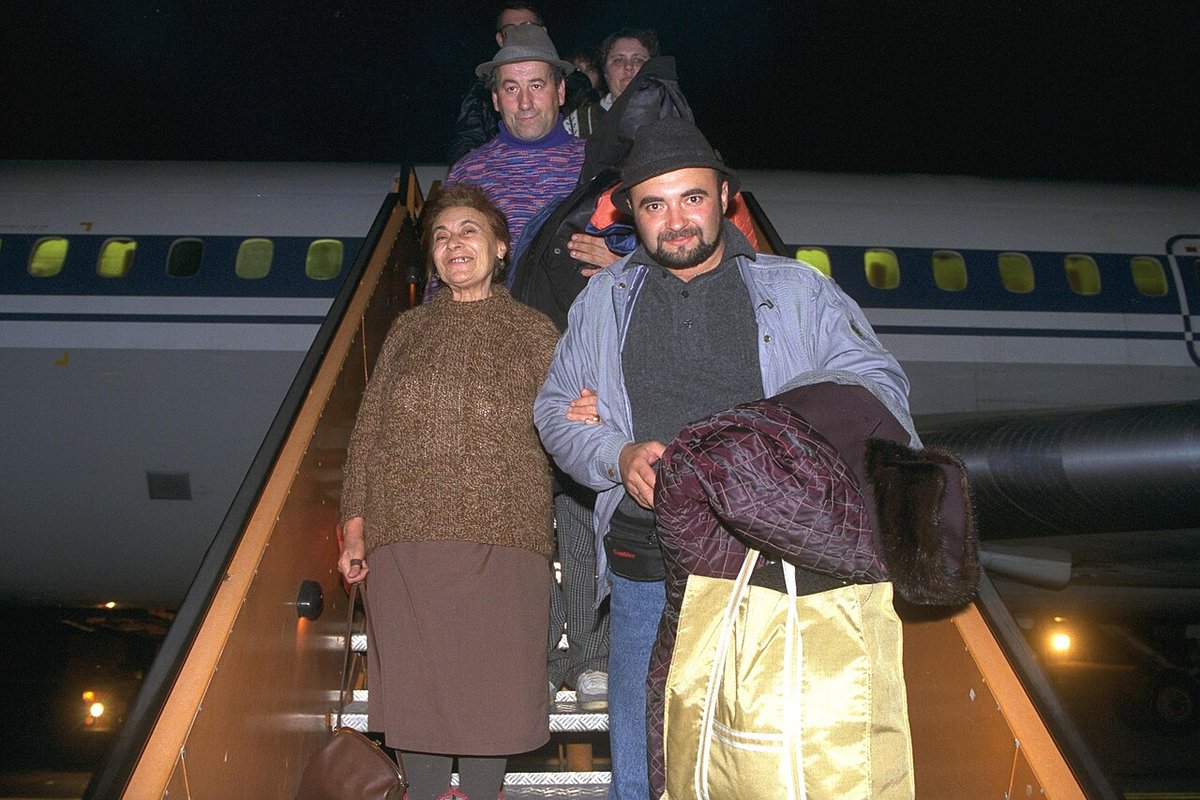 Nouveaux immigrants venus d'URSS descendant d'un vol direct à l'aéroport Ben-Gourion (Israël), le 5 novembre 1991. Archive d'une alya passée, non de celle de 5786.