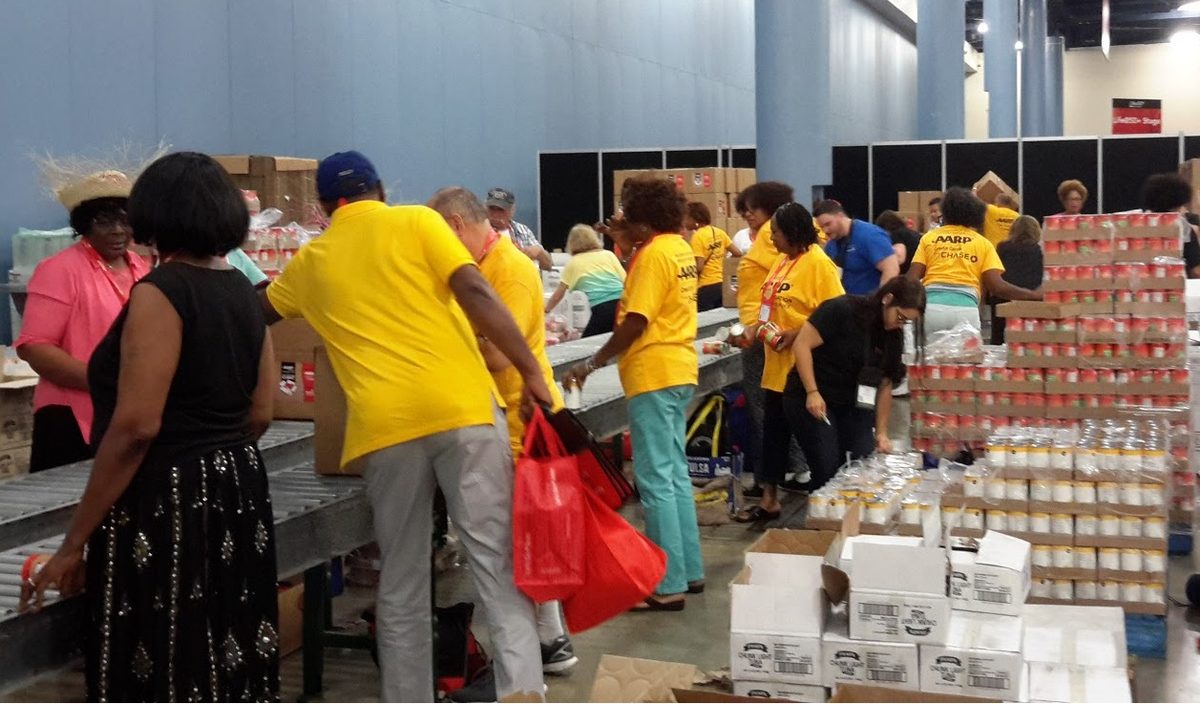 Miami, mai 2015 : des bénévoles de l'AARP, une association américaine de retraités, préparent des colis de nourriture pour des personnes âgées dans le besoin. Une image du bénévolat, pas des chiffres de 2024.