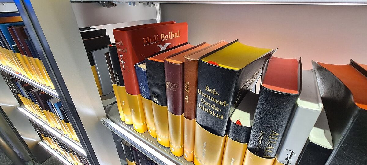 Des Bibles en langues minoritaires exposées au Museum of the Bible de Washington, en février 2024 (exposition « illumiNations ») : au premier plan, « Holi Baibul », la Bible en kriol d'Australie.