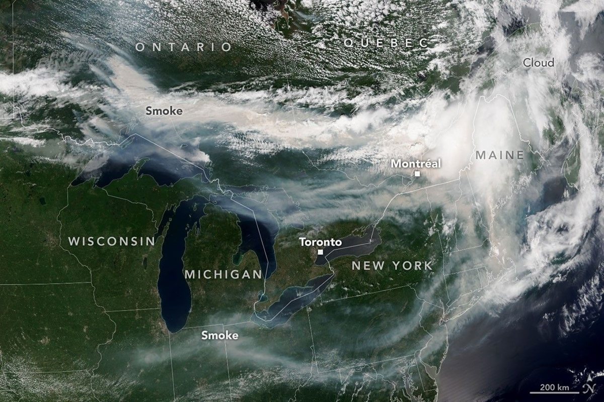 La fumée des feux de forêt de l'Ontario vue par satellite le 14 juillet 2026 : un panache s'étend vers Montréal et le Maine (étiquettes en anglais).