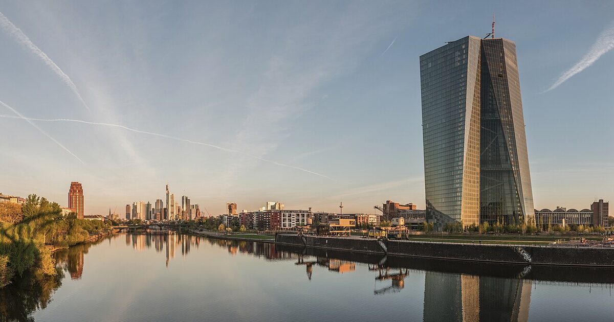 La sede del Banco Central Europeo en Fráncfort, al amanecer, en abril de 2015. El BCE es quien mide el retroceso del efectivo en la zona euro y quien prepara el euro digital.