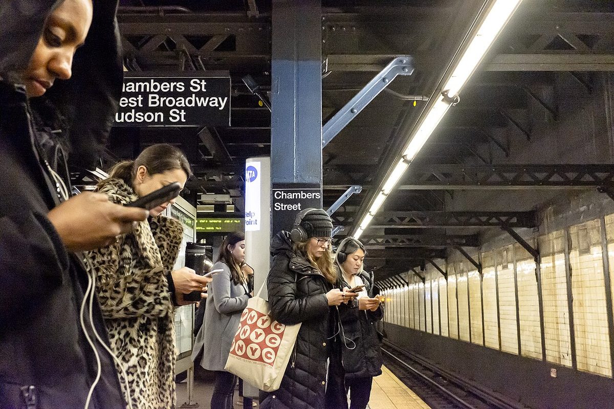 Metro de Nueva York, febrero de 2020: casi todos los viajeros miran su teléfono. Una imagen de nuestra vida diaria; no dice nada de lo que cada uno siente por los demás.