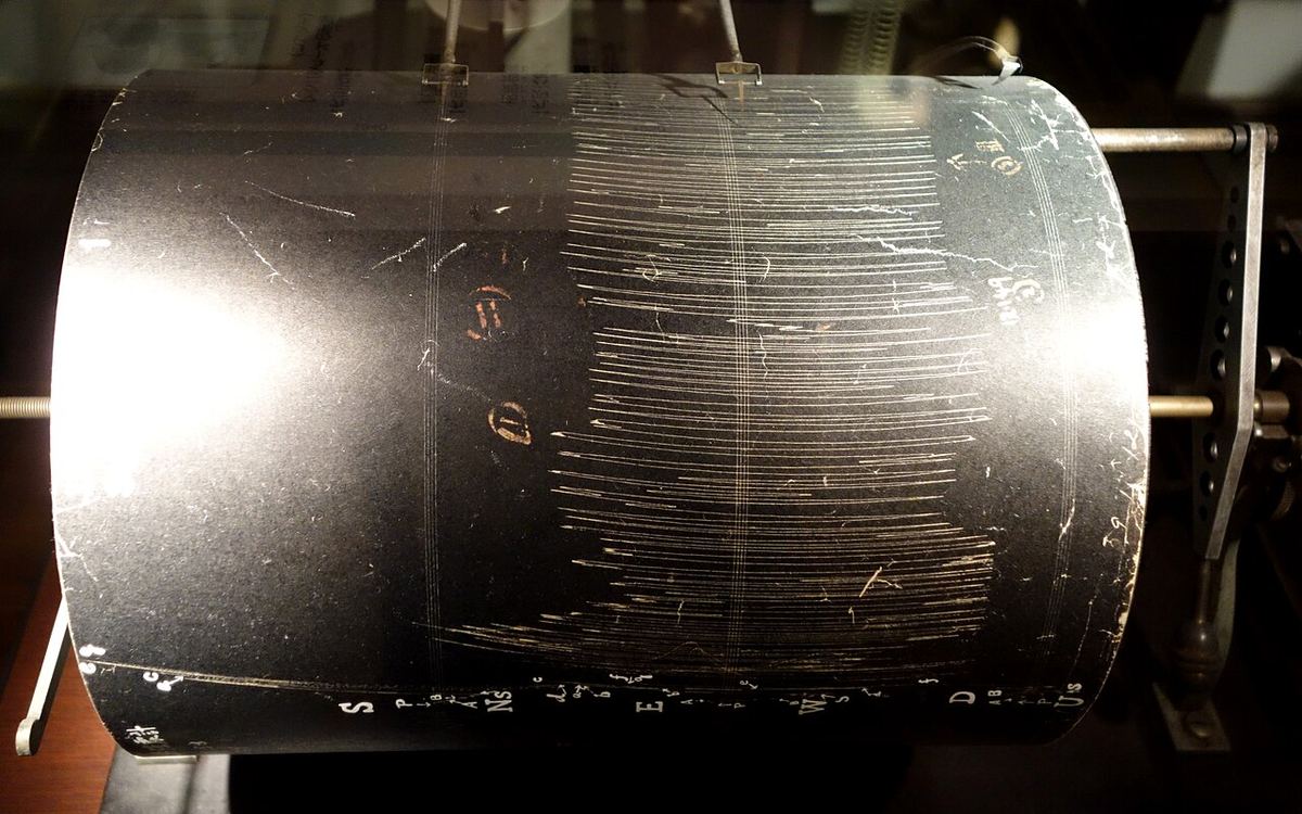 Enregistrement d'un sismographe exposé au Musée national de la nature et des sciences de Tokyo.