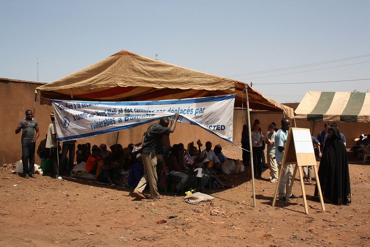 Distribution de nourriture du Programme alimentaire mondial à Bamako (Mali), en 2013, pour des familles déplacées par la guerre.