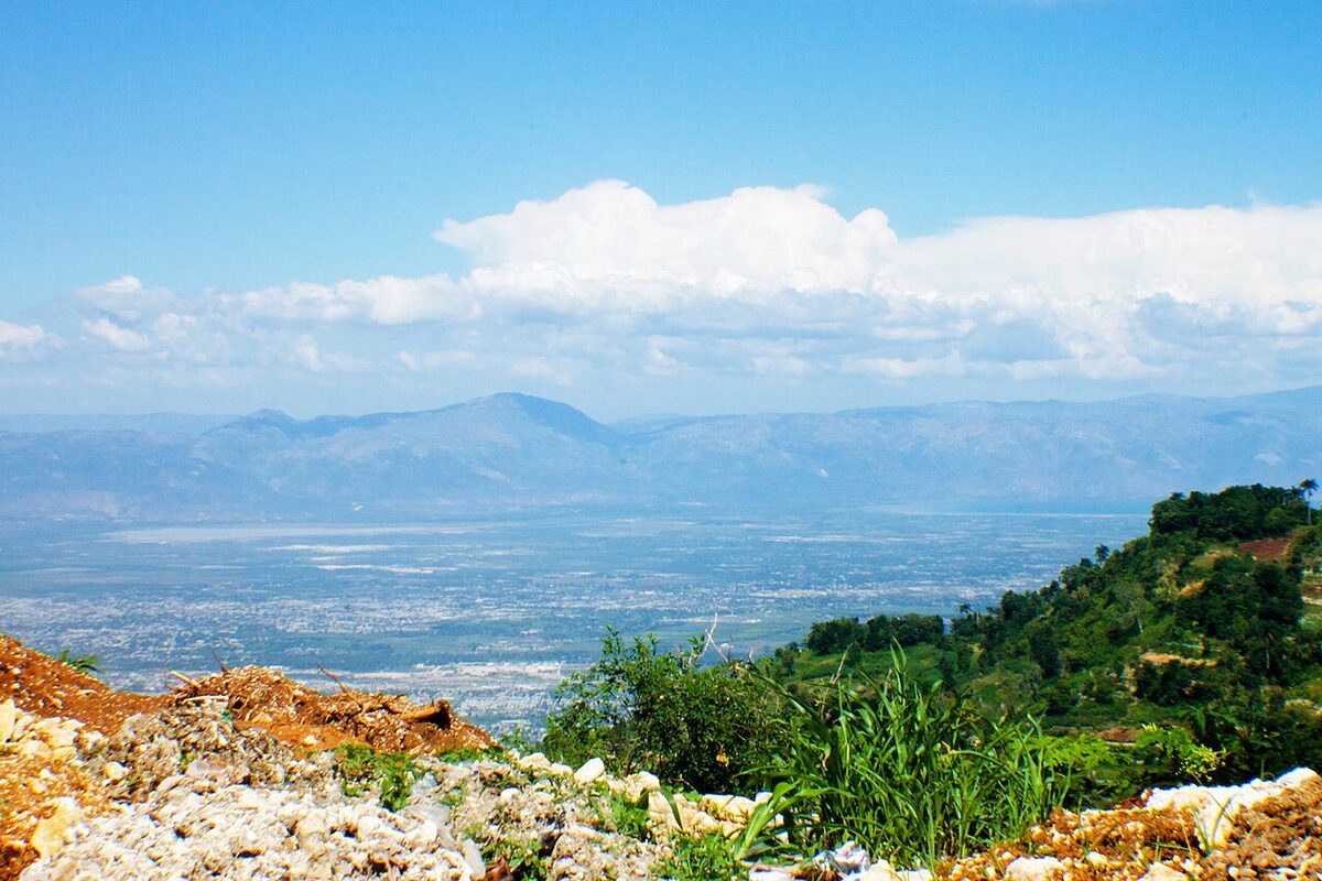 La plaine de Port-au-Prince vue depuis le massif où se trouve Kenscoff, en octobre 2016. La photo montre le paysage, avant les violences de 2026.