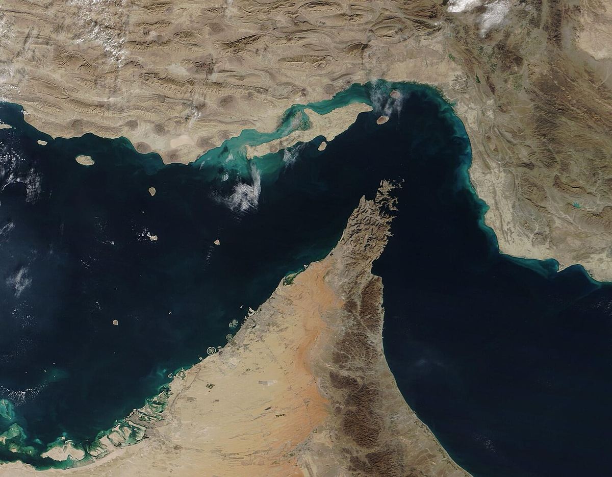 Le détroit d'Ormuz vu par satellite, entre l'Iran (au nord) et la péninsule Arabique (décembre 2020).