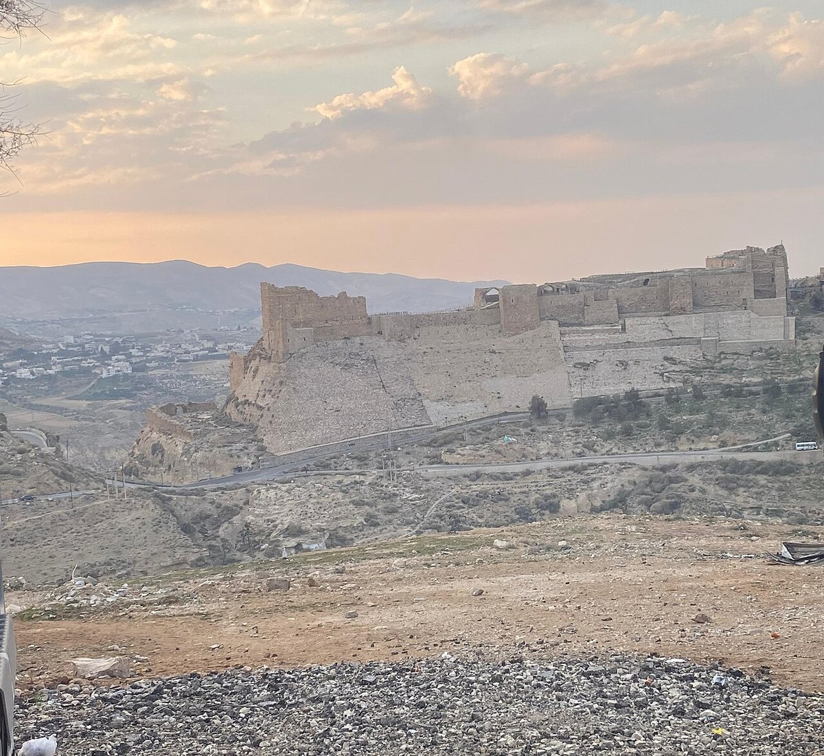 El castillo de Karak (Jordania), al atardecer: la ciudad que dio su nombre a la gobernación donde fue atacada la iglesia de Hmoud el 23 de octubre de 2026. Imagen del lugar, no del acontecimiento.