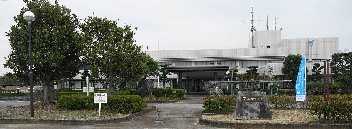 La mairie de Hikawa (préfecture de Kumamoto), photographiée en novembre 2015, avant le séisme. Hikawa est l'une des deux communes où l'intensité maximale a été relevée le 28 juillet 2026.