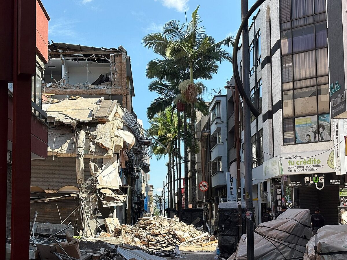 2026年8月10日哥伦比亚发生7.4级地震后，一条街道上倒塌的楼房（照片由世界中央厨房于8月12日发布）。这是这一连串5次地震中的一次。