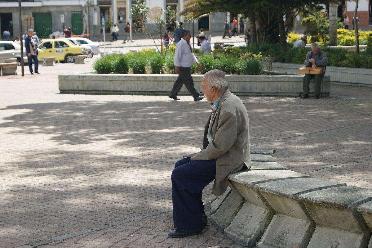 Illustration photo (2013): an older man, alone on a bench in a park. Being alone is not necessarily feeling lonely: the WHO measures the feeling, not the situation.