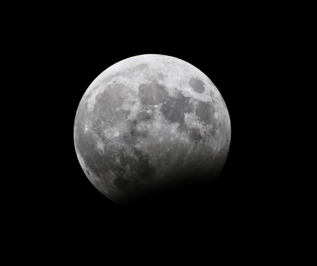 Une autre éclipse partielle de Lune, celle du 28 octobre 2023 vue du Kosovo : la Lune entre en partie dans l'ombre de la Terre.
