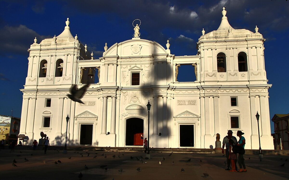 La cathédrale de León (Nicaragua) au soleil couchant, en mars 2017. Une procession de la Vierge de La Merced a pu ressortir à León à l'automne 2026.