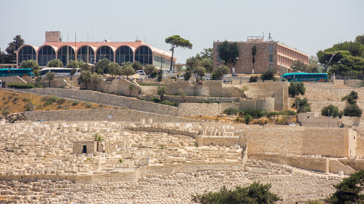El monte de los Olivos en Jerusalén, con su gran cementerio judío; arriba a la izquierda, el hotel Seven Arches, donde se celebra el congreso (foto de agosto de 2011, antes del evento).