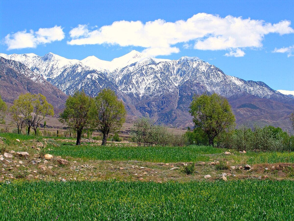 La aldea de Zeran, en el distrito de Kurram (Pakistán), al pie de la cordillera del Safed Koh, que marca la frontera afgana, en abril de 2006. Los disparos del 17 de octubre de 2026 tuvieron lugar en este distrito.