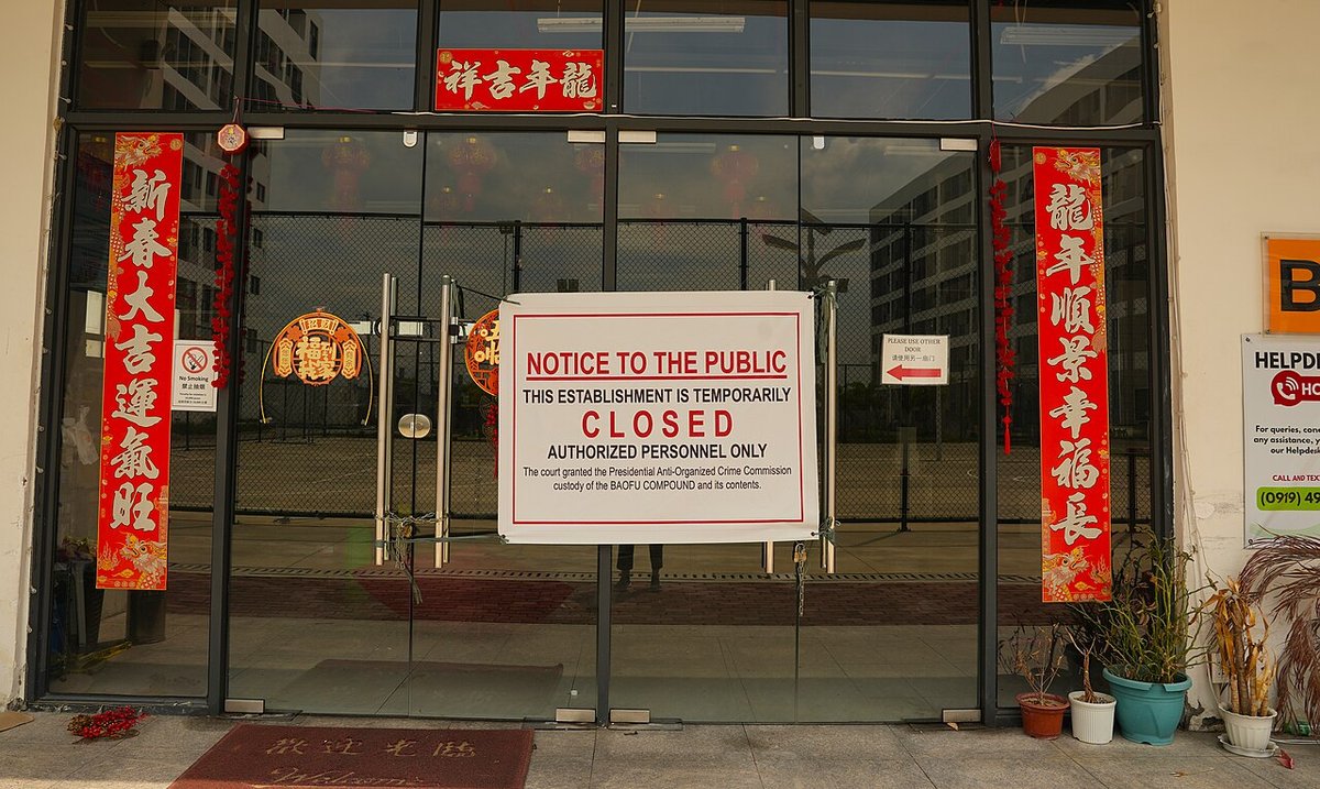 Un centre d'arnaque en ligne fermé après une descente des autorités, à Bamban, au nord de Manille (Philippines), le 31 mai 2024 : l'avis de fermeture placardé sur l'entrée. Photo de l'ONUDC, prise avant la déclaration de l'OIM de 2026.