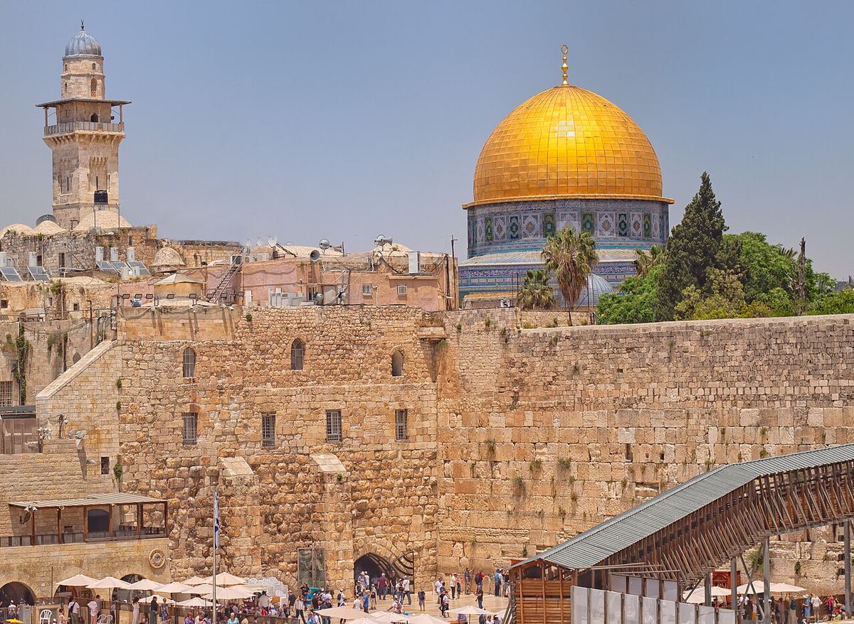 Le mont du Temple aujourd'hui : le dôme du Rocher au-dessus du mur occidental, sans Temple reconstruit (2019).