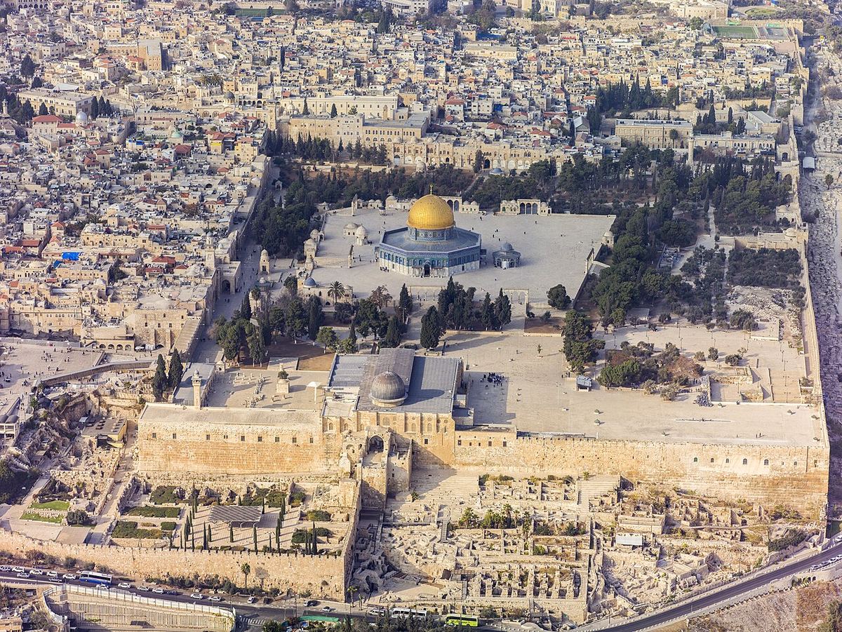 Le mont du Temple vu du sud en 2013, avec la mosquée al-Aqsa au premier plan et le dôme du Rocher derrière.