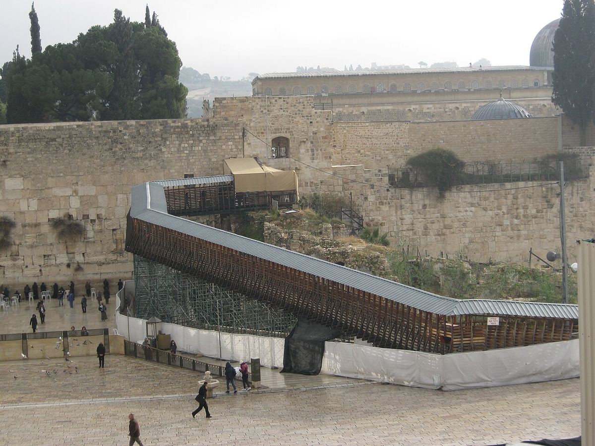 La passerelle des Maghrébins, seul accès des visiteurs non musulmans au mont du Temple, au-dessus de l'esplanade du mur occidental (2012).