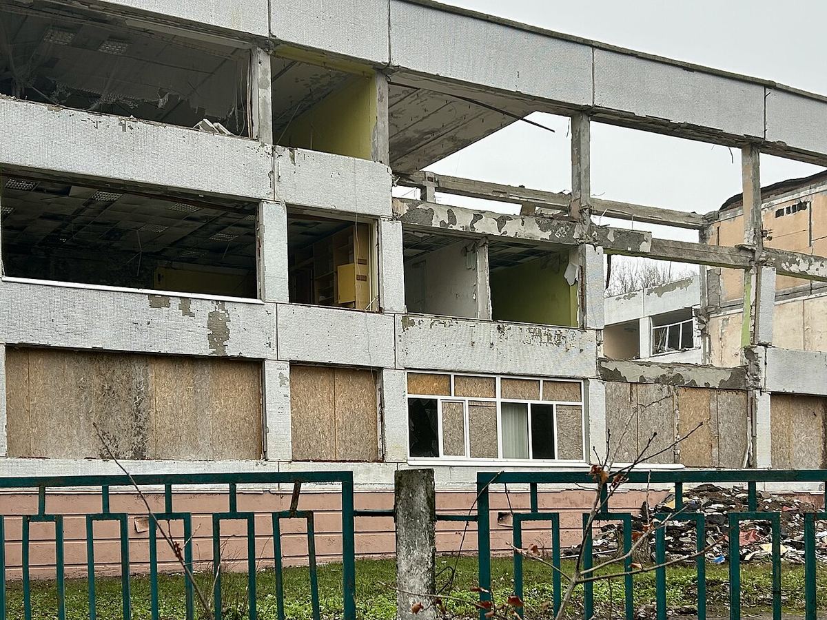 Le lycée n° 46 de Kharkiv détruit par une frappe russe, photographié en octobre 2024 : antérieur aux faits de septembre 2026.