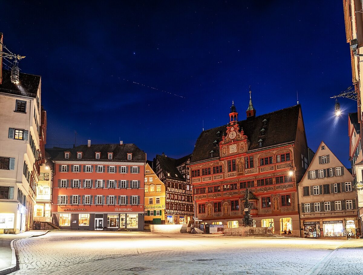 A “train” of Starlink satellites, the line of small dots in the middle of the sky, above the town hall of Tübingen (Germany), on 24 April 2020. Today these satellites are the most frequent explanation for the lights that pilots report to GEIPAN.