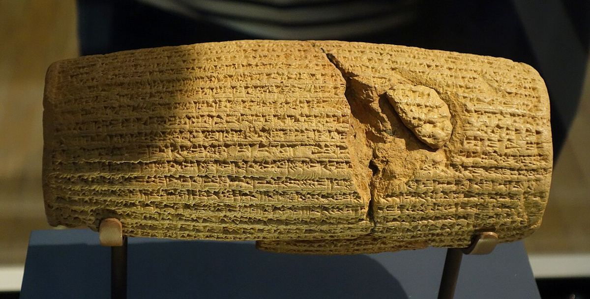 Le cylindre de Cyrus, Babylone, milieu du VIe siècle av. J.-C., argile inscrite en cunéiforme (British Museum).