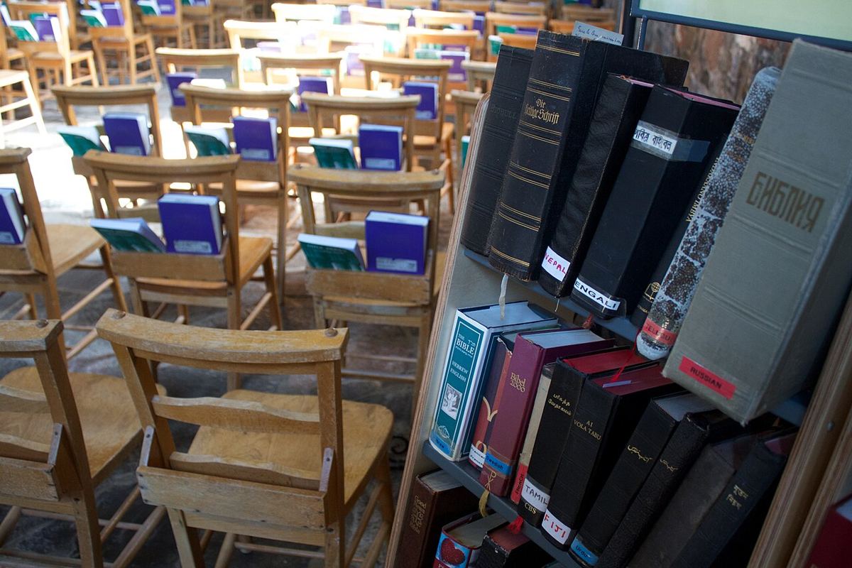 Bibles en différentes langues à l'abbaye d'Iona (Écosse, 2014). Elles illustrent la diffusion mesurée des traductions, pas son achèvement.