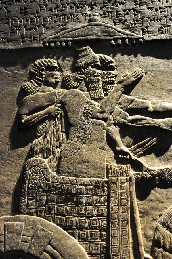 Relieve de Nimrud: Tiglat-Pileser III en su carro durante la toma de Astartu (siglo VIII a. C., British Museum). Atestigua sus campañas, no la caída de Damasco en sí.