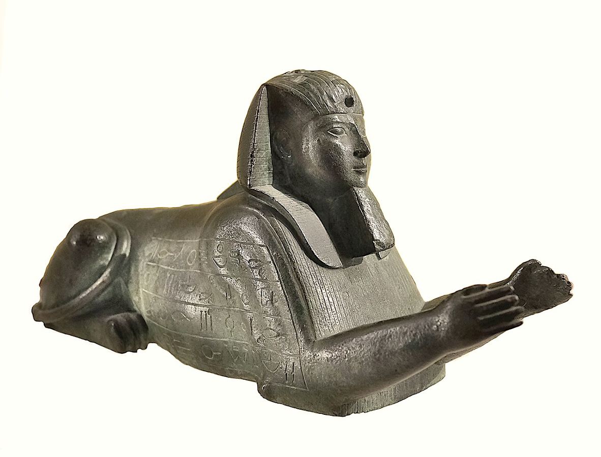 Sphinx au nom du pharaon Apriès (Hophra), Louvre. Il atteste ce roi de la XXVIe dynastie, pas les circonstances de sa chute.