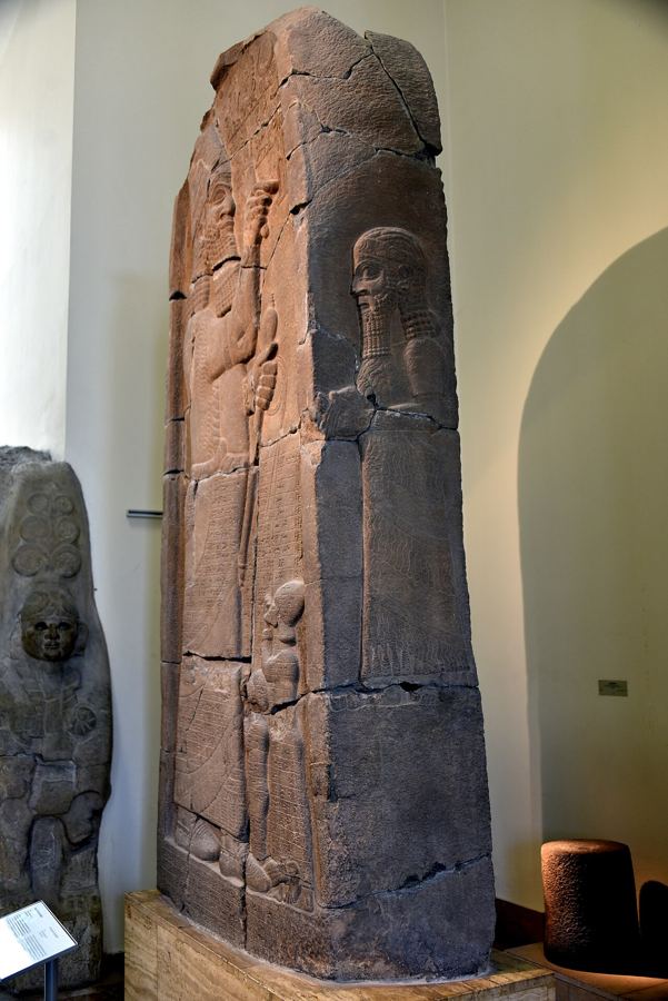 Stèle d'Assarhaddon, fils et successeur de Sennachérib (Sam'al, 671 av. J.-C., Pergamon). Elle atteste ce roi, pas le meurtre de son père.