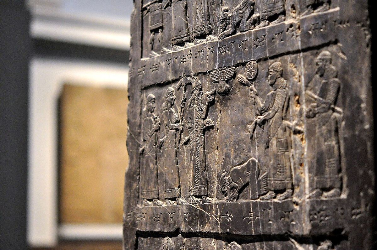 Obelisco negro de Salmanasar III (British Museum, 841 a. C.): Jehú postrado ante el rey de Asiria. Atestigua a Jehú, no la duración de su dinastía.