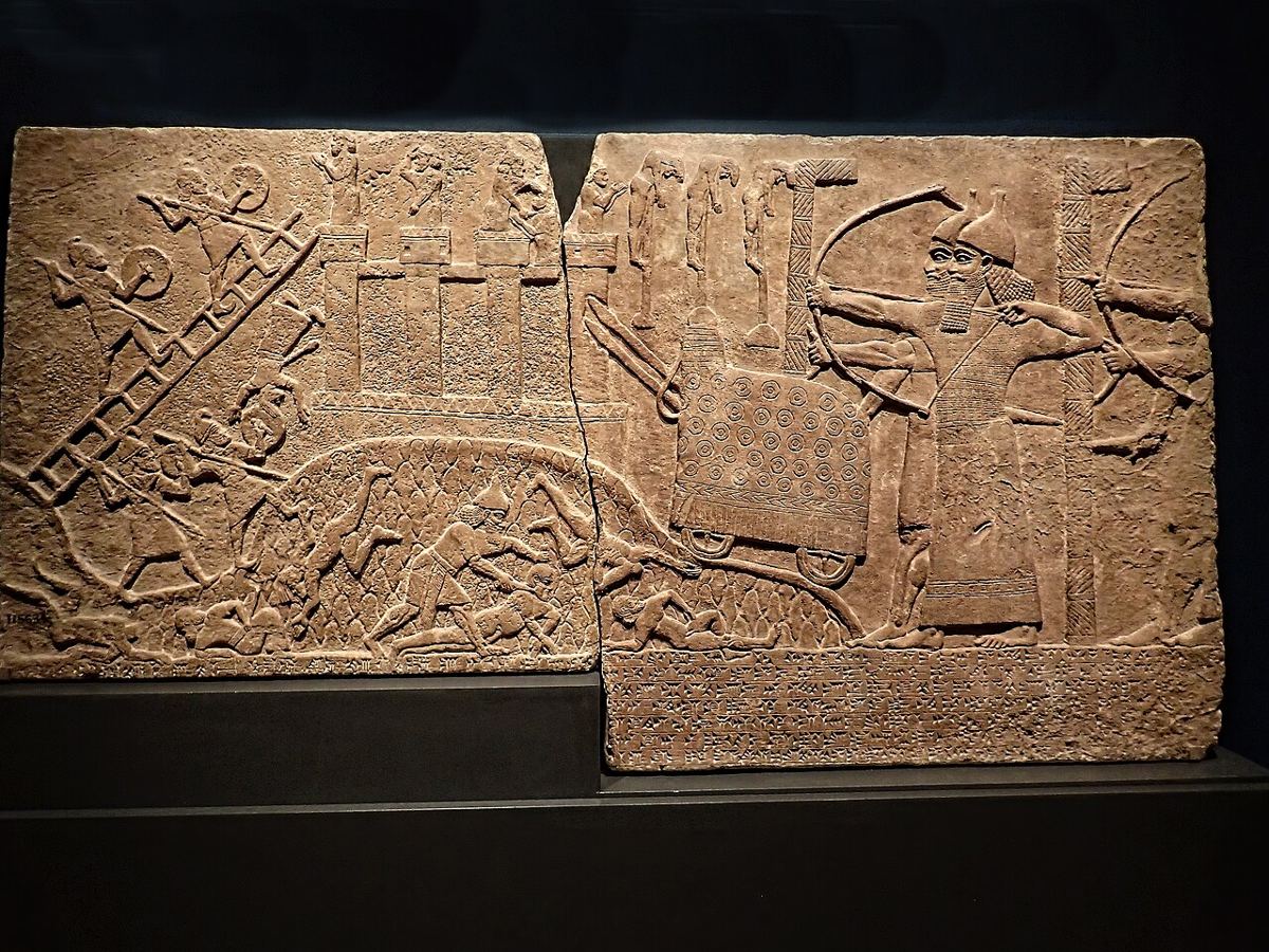Relief du palais de Teglath-Phalasar III à Nimroud : assaut contre une ville ennemie. Il montre les campagnes du roi qui prit Damas en 732, pas Damas elle-même.