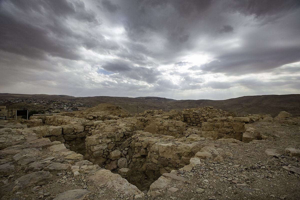Le tell de Bozra (Busayra, Jordanie), ancien centre administratif édomite abandonné après l'époque perse.
