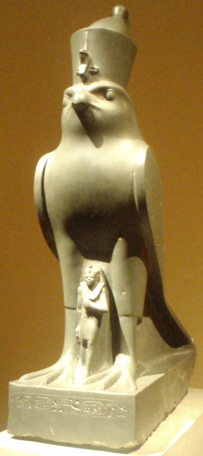 Statuette de Nectanébo II protégé par le faucon Horus (vers 360-343 av. J.-C., Metropolitan Museum) : le dernier pharaon indigène d'Égypte.