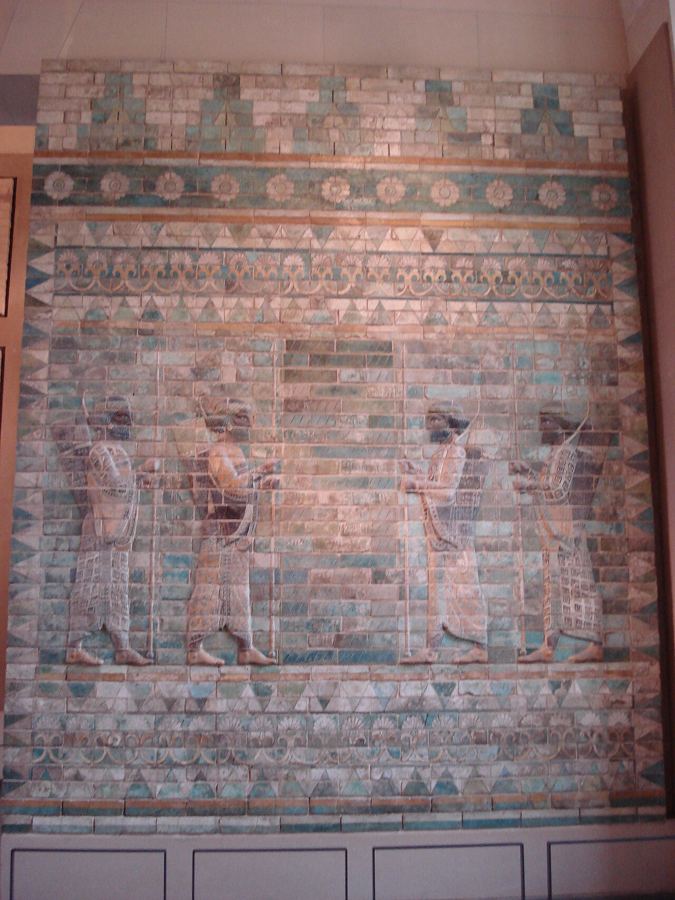 Friso de los arqueros del palacio de Darío I en Susa (hacia el 510 a. C., Louvre): Susa, antigua capital de Elam, convertida en capital persa.