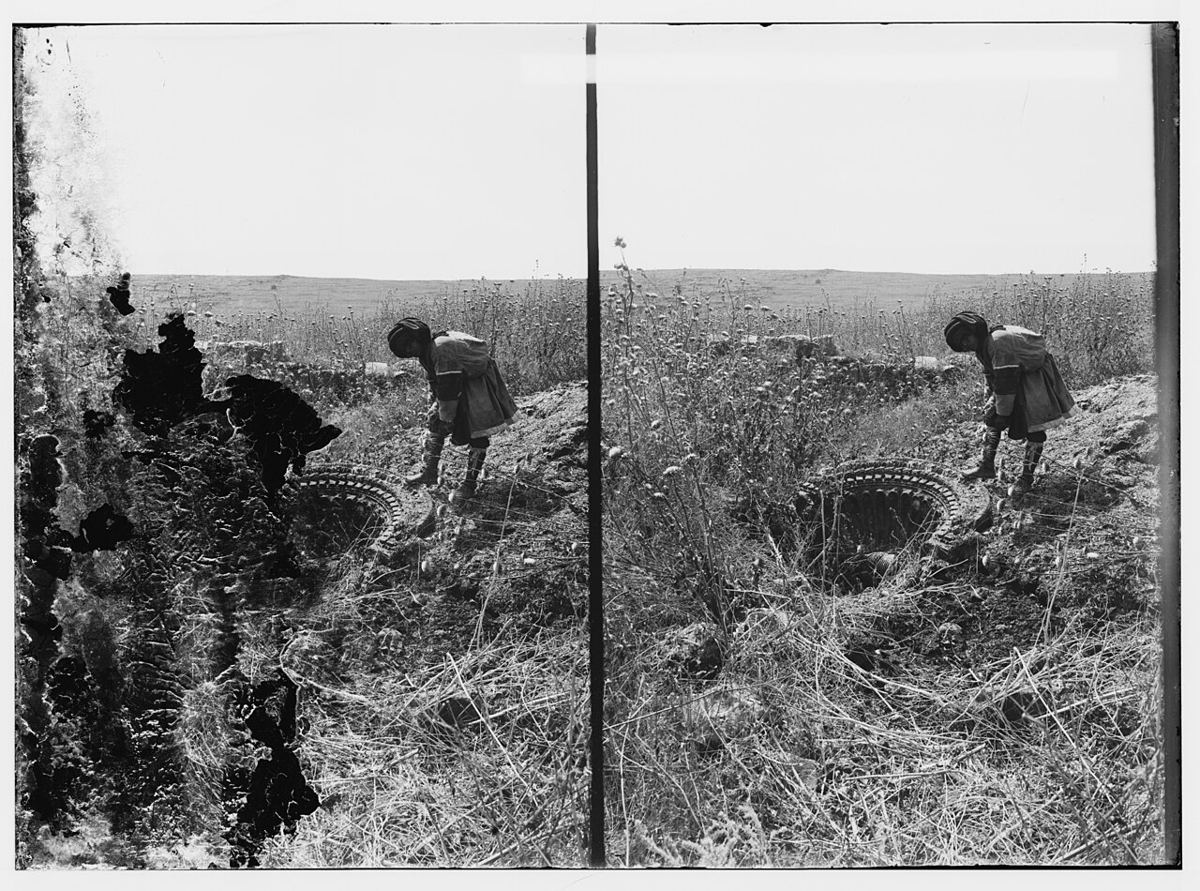 Ruinas de la sinagoga de Corazín hacia 1900 (Matson Collection). Atestiguan el abandono del lugar, no la causa de ese declive.