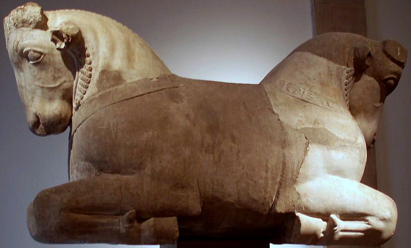 Capitel con prótomos de toro, de estilo persa, del templo de Eshmún cerca de Sidón (Museo Nacional de Beirut). Atestigua la Sidón persa, no su revuelta.