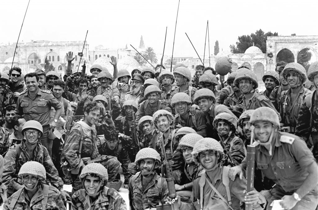 Rabbi Shlomo Goren among the paratroopers at the Western Wall, June 7, 1967: photo of the event to which some readers link this text.