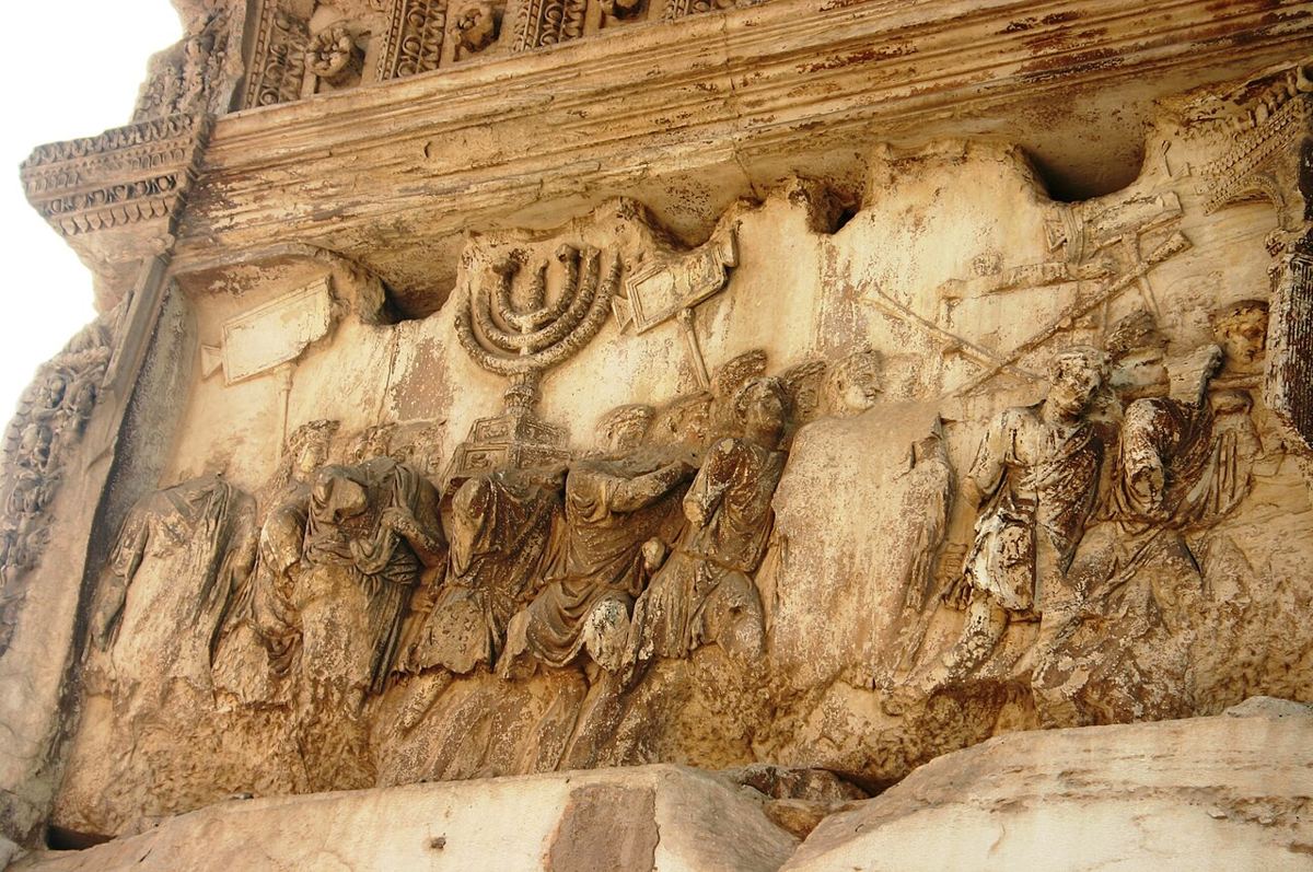 Relief de l'arc de Titus à Rome (vers 81) : le butin du Temple porté en triomphe après 70. Il atteste la défaite, pas la vente des captifs en Égypte.