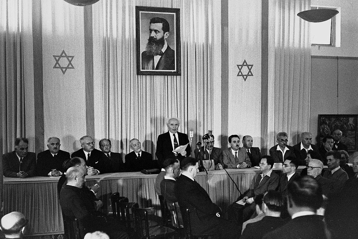 David Ben Gurión proclama el Estado de Israel en Tel Aviv, el 14 de mayo de 1948: foto del acontecimiento con el que algunos lectores relacionan este texto.