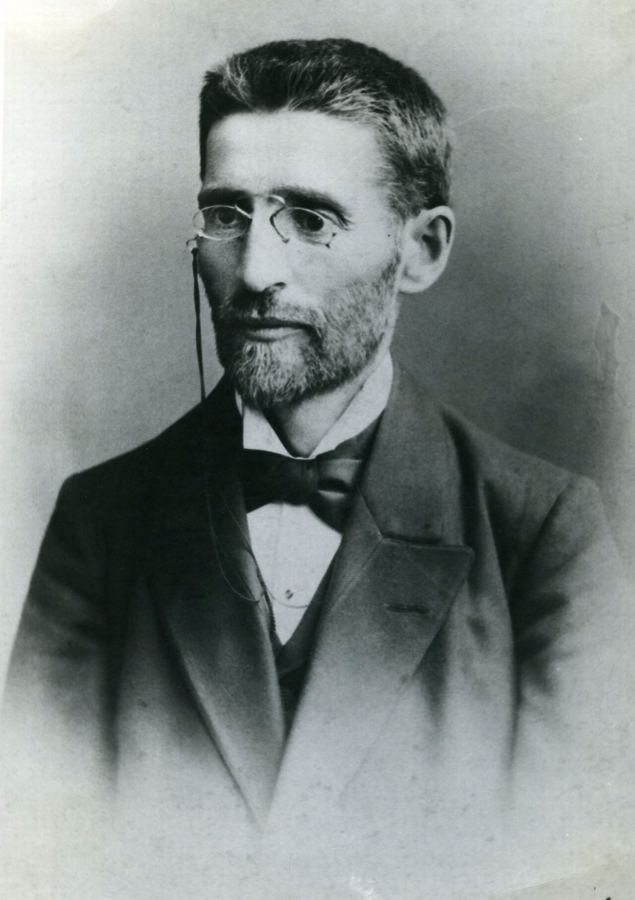 Eliezer Ben-Yehuda en 1905, artisan de la renaissance de l'hébreu parlé : photo de l'événement auquel certains lecteurs rattachent ce texte.