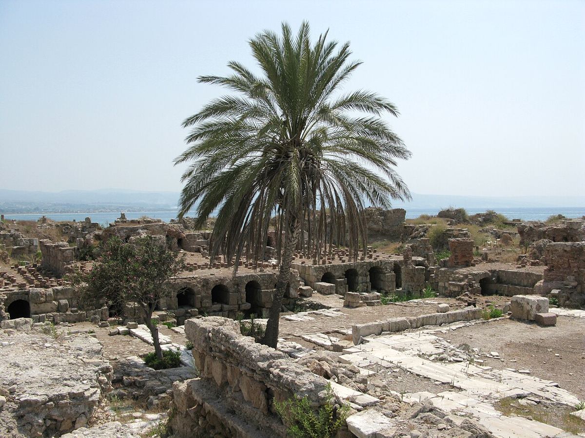 Site archéologique d'Al-Mina à Tyr (Liban), aux vestiges surtout romains : la ville insulaire a continué d'être habitée et rebâtie après Nabuchodonosor.